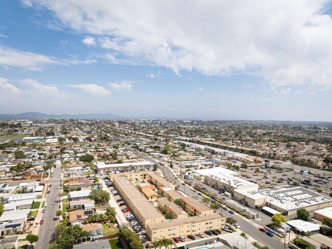 Building Photo - Huge Bedroom, Extra Closets