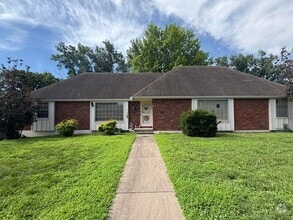 Building Photo - COMING SOON! Spacious 3 Bed, 2 Bath Duplex...