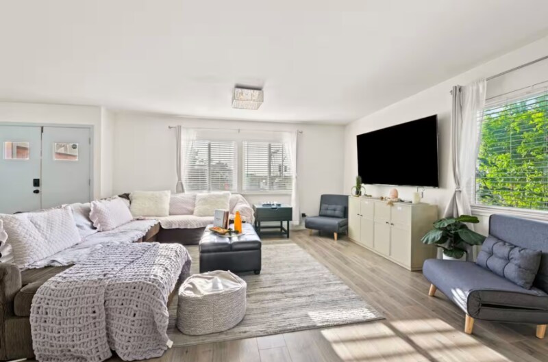 Building Photo - 6099 Scripps St