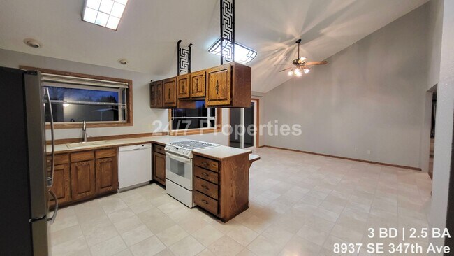 Building Photo - Not-So-Boring Living - 3BD Home with a View of Mt. Hood