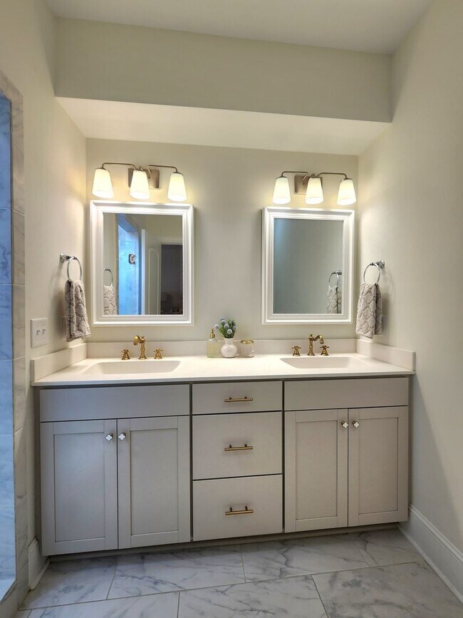 Building Photo - Home Available in Summerhouse on Everett Bay! Showings Coming Soon.