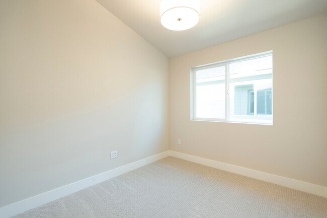 Building Photo - New Build 3 Bed, 1.5 Bath Rental Home in Centennial neighborhood!
