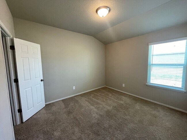Building Photo - Beautiful 4x2 Rental Home in NBTX!