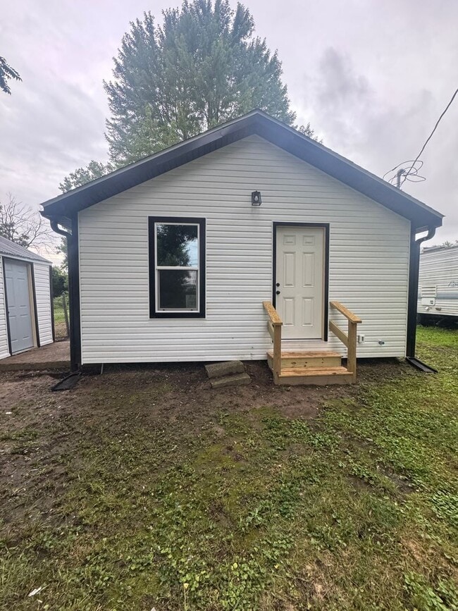 Building Photo - Newly Remodeled 2-Bedroom Apartment – Clos...