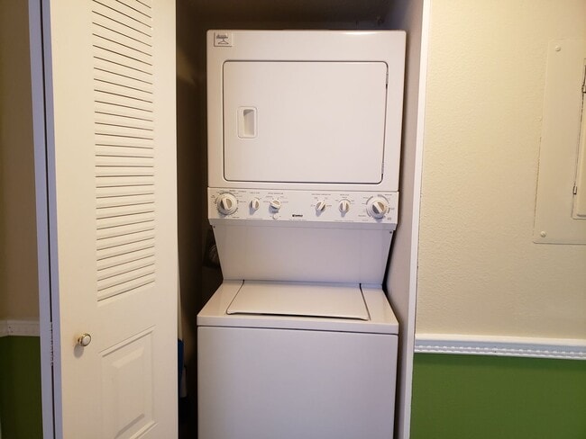 Building Photo - Oaks IV  Condominium-First Floor for Annual Rent