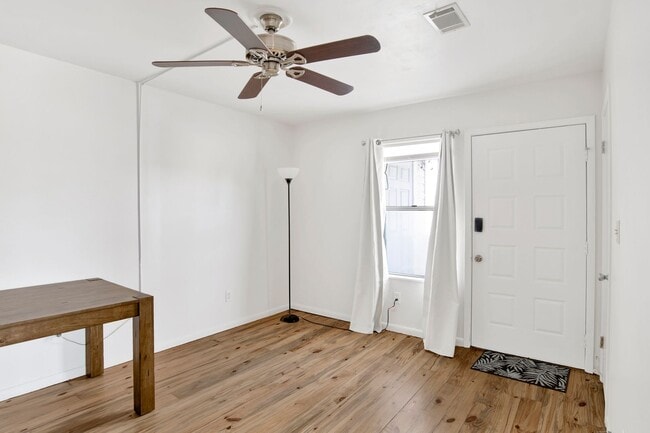 Building Photo - Modern Coastal Condo! View it today!