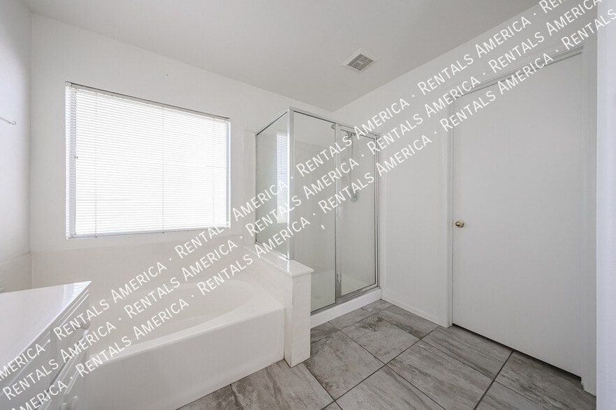 Building Photo - 820 N Granada Dr