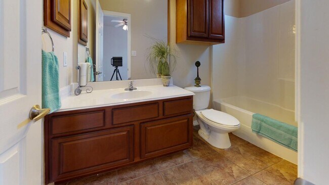 Building Photo - Lakeridge Townhomes #704