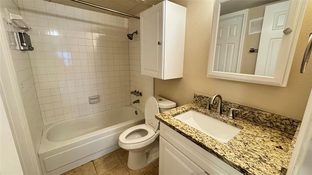 Building Photo - 2304 Balsam Dr