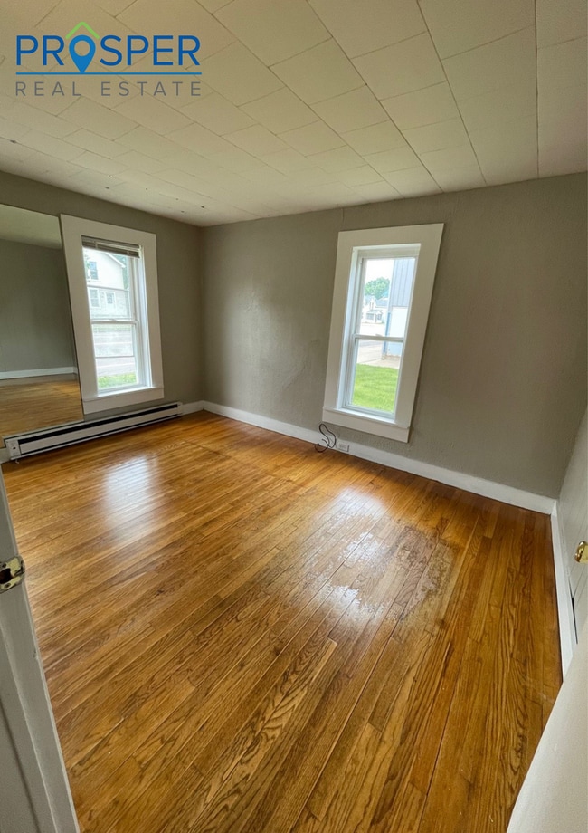 Building Photo - 4 Bedroom House right on Water Street - Av...