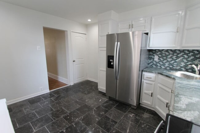 Building Photo - 124 W Pomona St