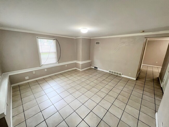 Building Photo - Spacious 2Bdr, duplex Apt with Garage Half...