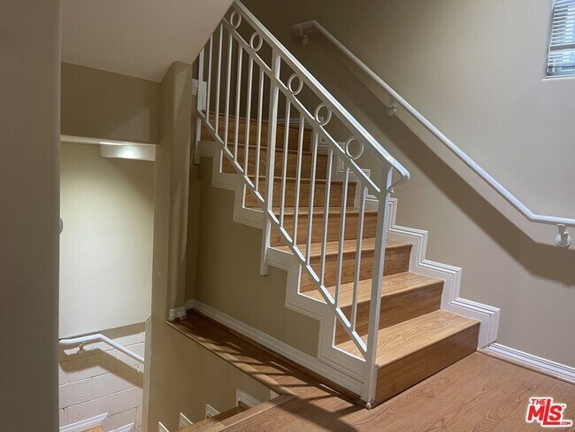 Building Photo - 904 E Windsor Rd