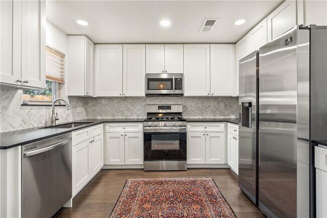 Building Photo - 4908 Rowena Ave