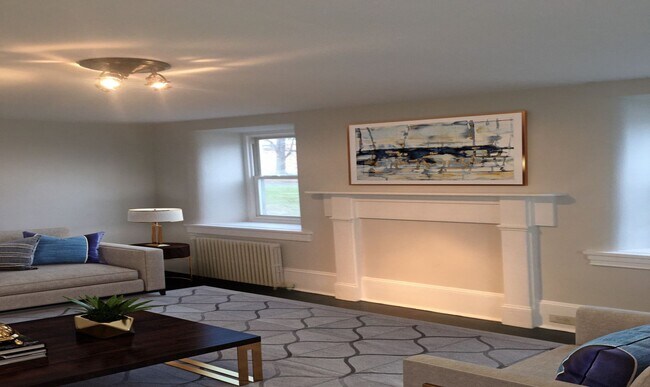 Building Photo - 4 Bed / 1.5 Bath - Renovated Home - Convenient Location