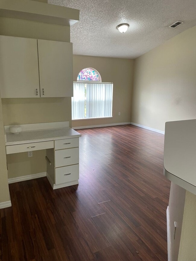 Building Photo - Prime Deltona Neighborhood