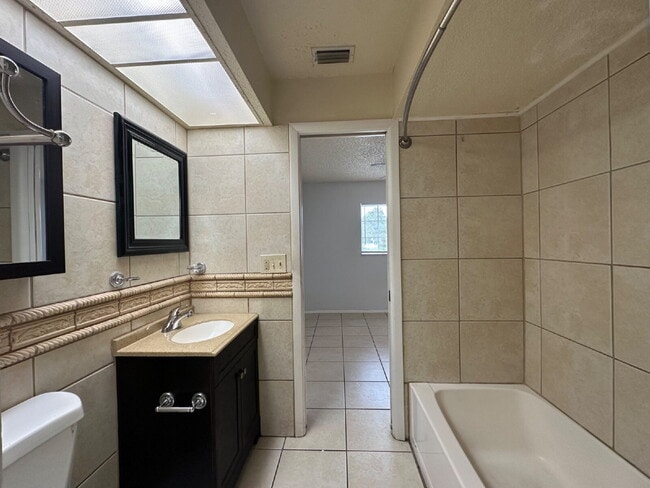 Building Photo - "Charming 2-Bed in Port Charlotte!"