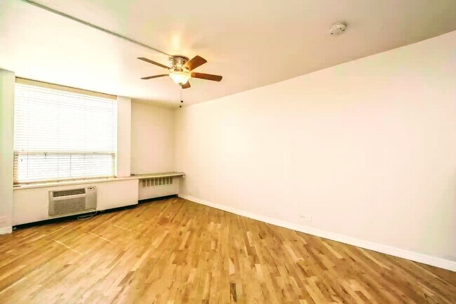 Building Photo - 1455 N Sandburg Terrace
