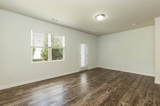 Building Photo - Three Bedroom Home!