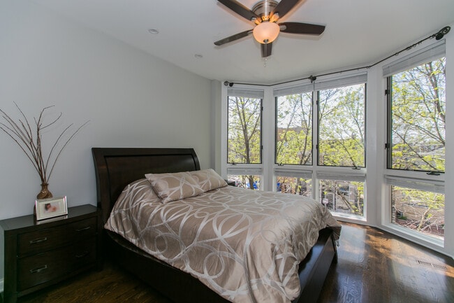 Building Photo - 2005 N Hoyne Ave