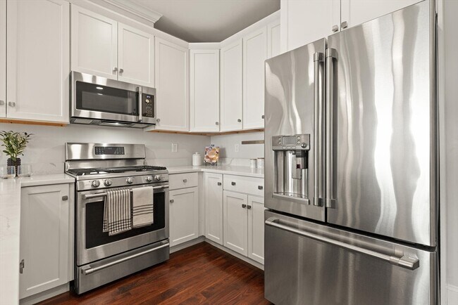 Building Photo - 87 Medford St