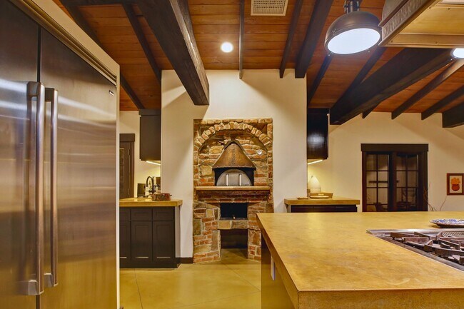 Building Photo - Fully Furnished Luxurious Spanish Mediterranean Villa in Hollywood Hills: 4-Bedroom, 2.5-Bath Ret...