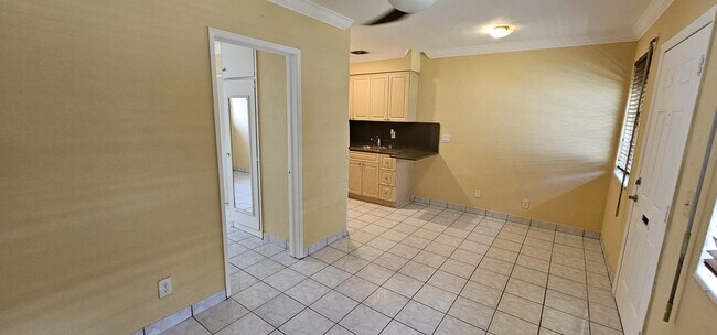 Building Photo - 2211 Lincoln St