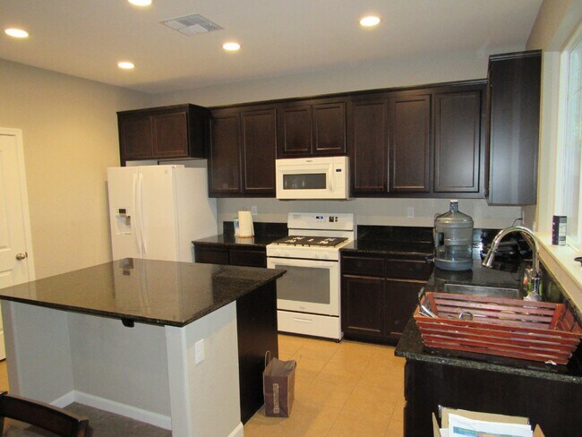 Building Photo - Beautiful 4 Bed/ 2.5 Bath Home close to Pi...