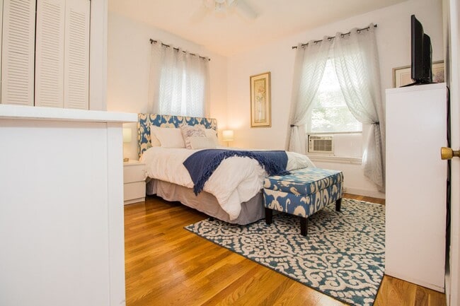 Building Photo - 1Br/1Bth unit! Hot Water included. Great location!
