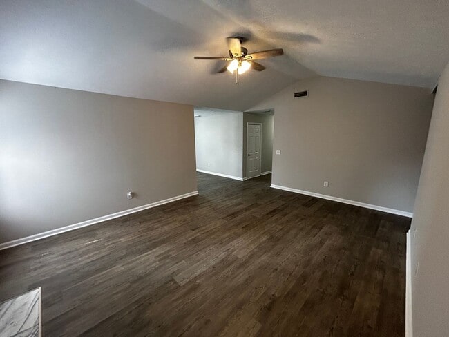 Building Photo - Nice ranch 3/2 with garage in Lavergne, Tn Just renovated