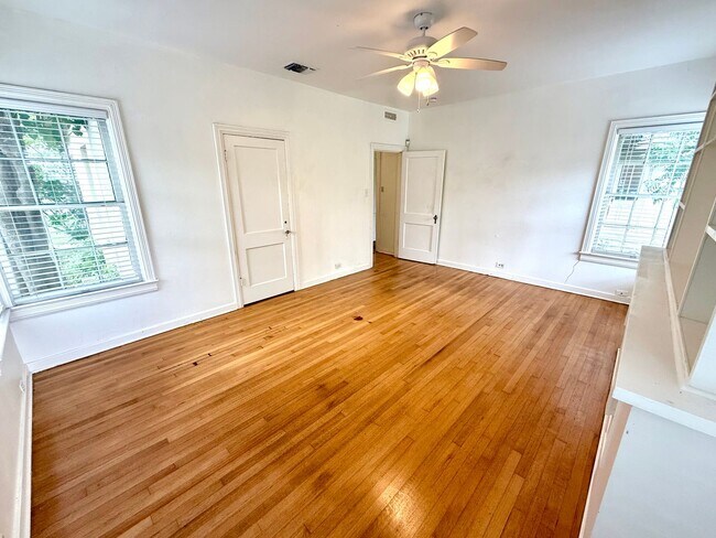 Building Photo - Historic Charm Near Woodlawn Lake! 3 Bed, 2 Bath Home with Hardwood Floors