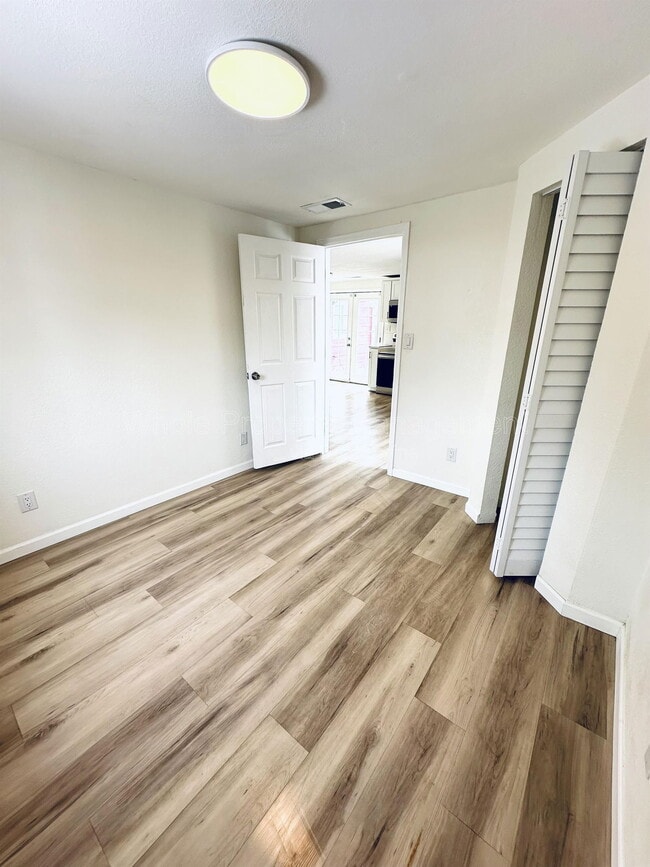 Building Photo - 6095 Pierce St