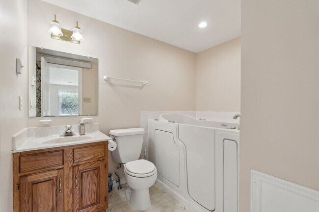 Building Photo - Charming One-Level Home Nestled Among Matu...