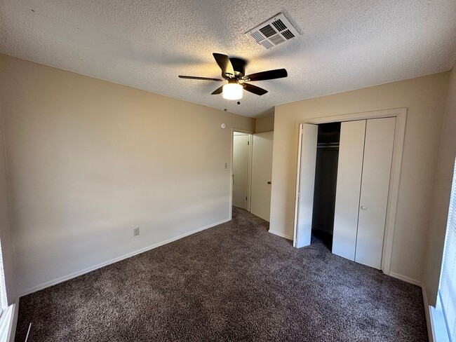 Building Photo - 3-bed 1.5-bath Rental Home Available in No...