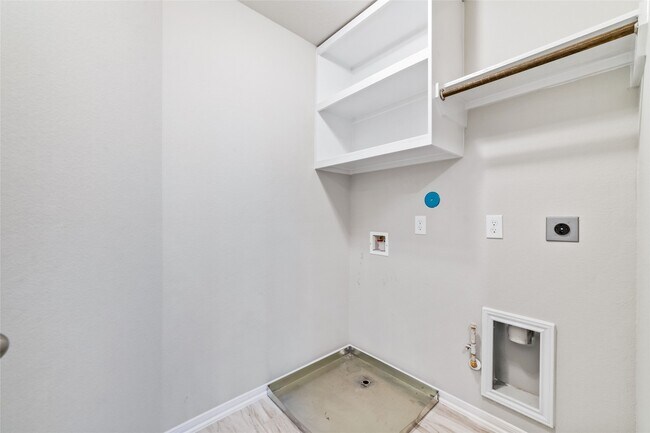 Building Photo - 4919 Vly White Oak Ln