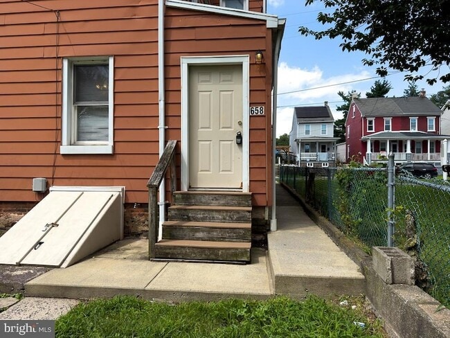 Building Photo - 658 Walnut St