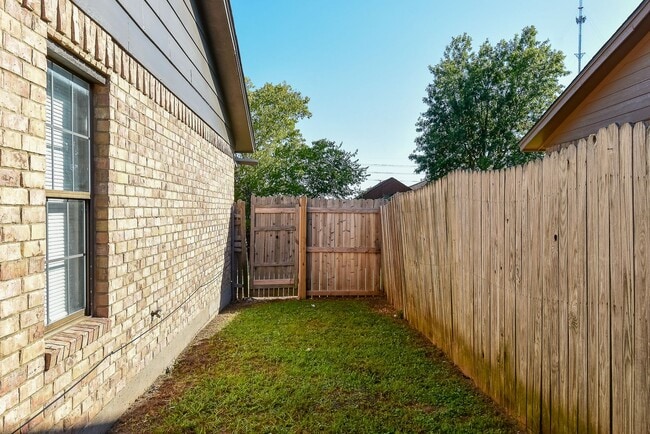 Building Photo - PEPERPORT.3913-3915