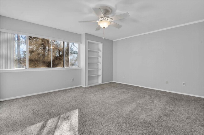 Building Photo - 2113 Lake Village Dr