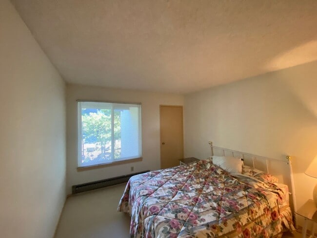 Building Photo - 3 Bedroom Condo - Walk to Burnt Cedar Beach!