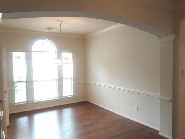 Building Photo - 4939 Linden Pl