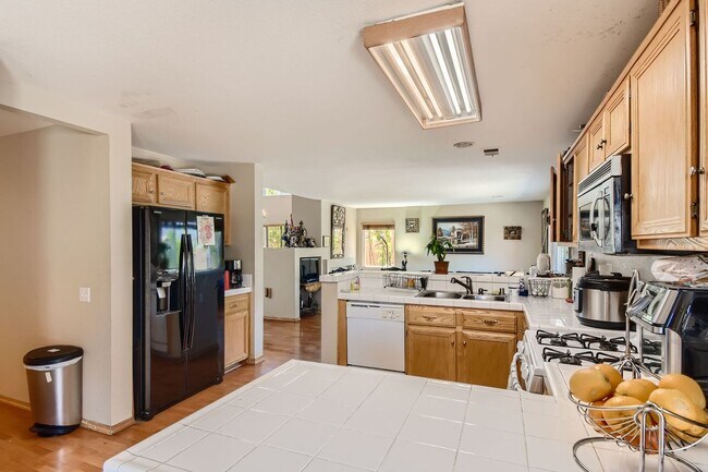 Building Photo - Furnished luxury spacious single family house. Gustavo Lopez AMSI