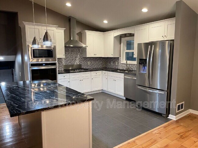 Building Photo - 3211 Maricopa Dr