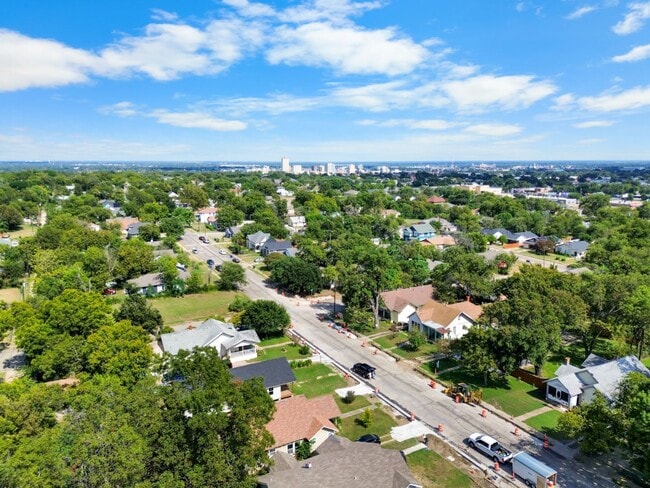 Building Photo - Available Now! Charming 2 Bed / 2 Bath Craftsman Home Near Downtown Waco