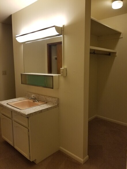 Building Photo - 2752 University Ave