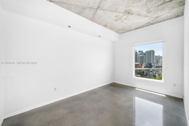 Building Photo - 10 SW South River Dr