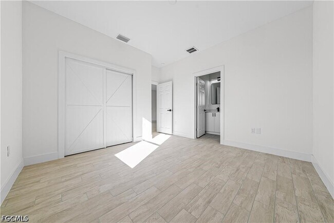 Building Photo - 2222 Kenneth Ave S