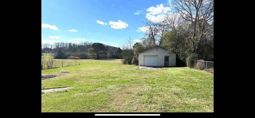 Building Photo - 136 Golf Dr SE