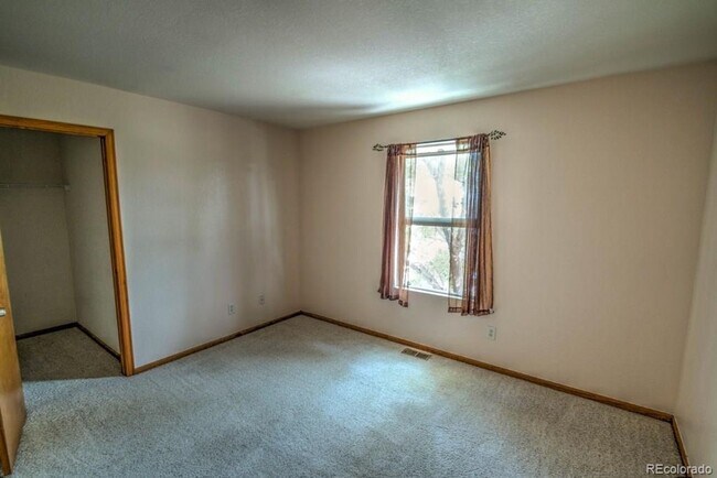 Building Photo - Spacious 3 bedroom home in the heart of Mo...