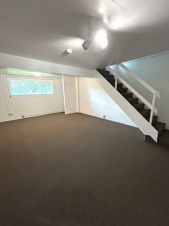 Building Photo - 950 Edgar Dr