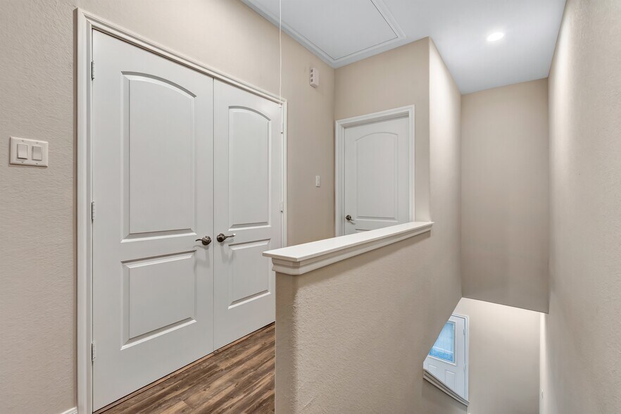 Building Photo - 21 Latham